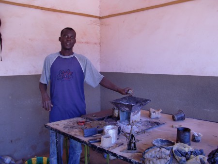 Yacouba Gandema dans son atelier